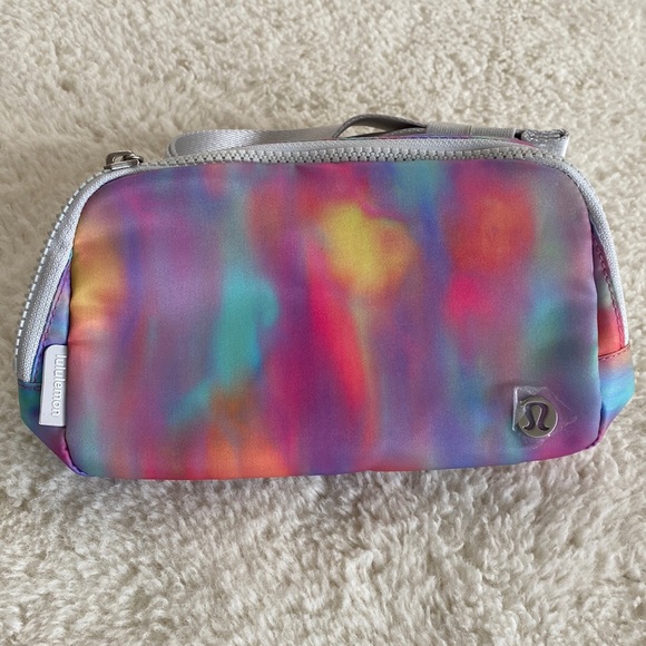 ❤️ Lululemon Everywhere Belt Bag in Prism Wash Print Multi/Vapor NWT - Picture 1 of 9